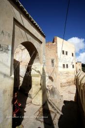 Image du Maroc Professionnelle de  Une rue de la Kasbah de Sefrou, ville située sur le versant Nord Ouest et au pieds du moyen Atlas à 850 m d’altitude, cette cité millénaire, qui date de l’an 806 dispose de multiple plans d'eau naturels, des sources, des grottes dans la montagne ce qui prédispose cette province à devenir une station touristique de première renommée pour tourisme de montagne, Vendredi 9 septembre 2005. (Photo / Abdeljalil Bounhar)